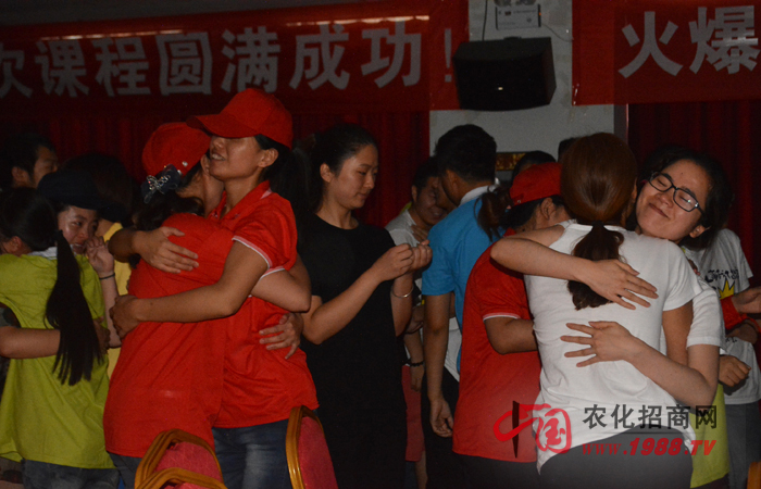 2015年6月20日-21日,鄭州火爆網絡科技有限公司組織全體員工進行了一次“團隊凝聚力訓練”,特邀田沂桐老師和李健老師為主講老師,意在激發火爆人的內在潛能、培養團隊協同作戰能力,超越自我、成就未來!