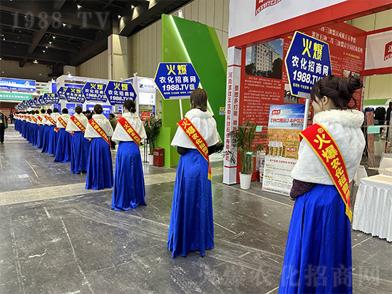 火爆網(wǎng)美女禮儀宣傳隊(duì)亮相2024中原農(nóng)資雙交會(huì)！